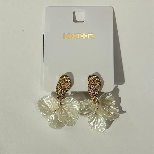 گوشواره میخی گلی صدفی مارک kotton کد 235